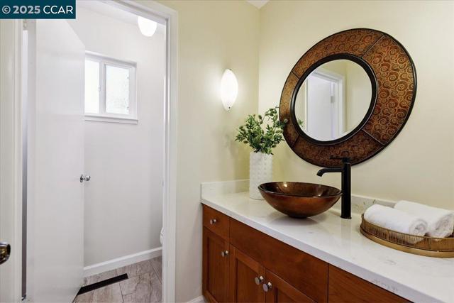 1759 Crescent Dr, Walnut Creek CA: https://media.crmls.org/mediaz/6e9b0dc2-1f3f-463a-a97c-73dc76086f96.jpg