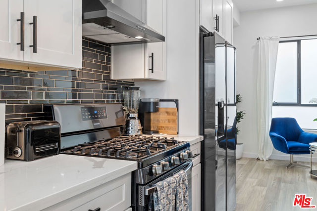 5961 Fountain Avenue, Los Angeles CA: https://media.crmls.org/mediaz/6e9b6635-e66d-4fb5-9120-3bf25c9cad9c.jpg