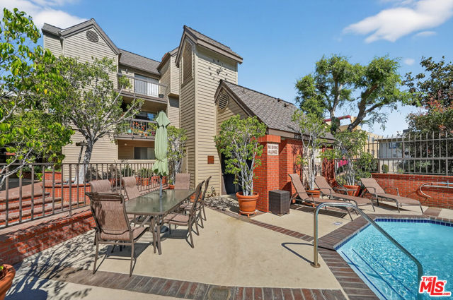 835 S Lucerne Boulevard, Los Angeles CA: https://media.crmls.org/mediaz/6e9b869c-4072-4686-8a34-af5bb9fdaed4.jpg