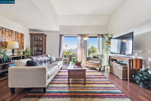 5 Embarcadero, Oakland, California 94607, 2 Bedrooms Bedrooms, ,2 BathroomsBathrooms,Condominium,For Sale,Embarcadero,41069299