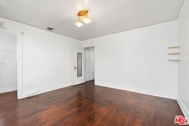 5021 Elmwood Avenue, Los Angeles CA: https://media.crmls.org/mediaz/6e9c3094-6ec5-4aac-a80b-e2e283c13d06.jpg