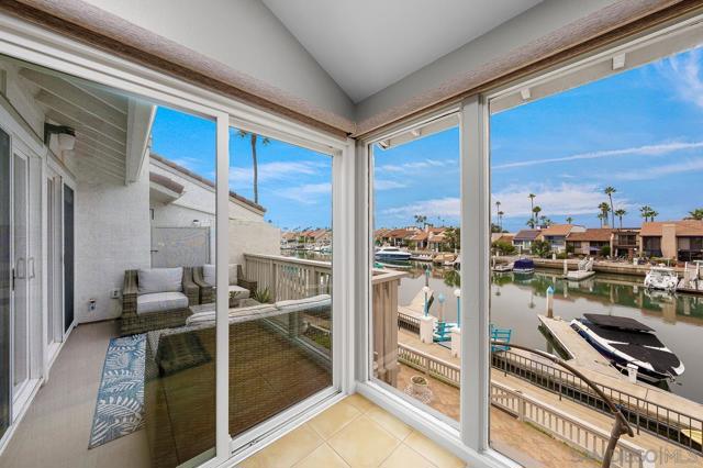 94 Kingston Ct W, Coronado CA: https://media.crmls.org/mediaz/6e9c899c-22f5-489f-9112-d285fd1fdb9f.jpg