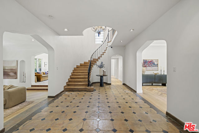 736 S Cloverdale Avenue, Los Angeles CA: https://media.crmls.org/mediaz/6e9c8b14-ade7-4ff0-bfab-b6dd36e0c5f4.jpg
