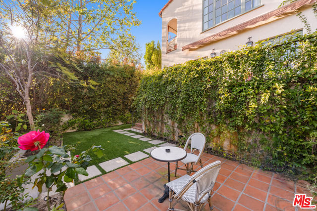 3145 La Suvida Drive, Los Angeles CA: https://media.crmls.org/mediaz/6e9c8fee-2341-484e-b119-bf83ba4bcc63.jpg