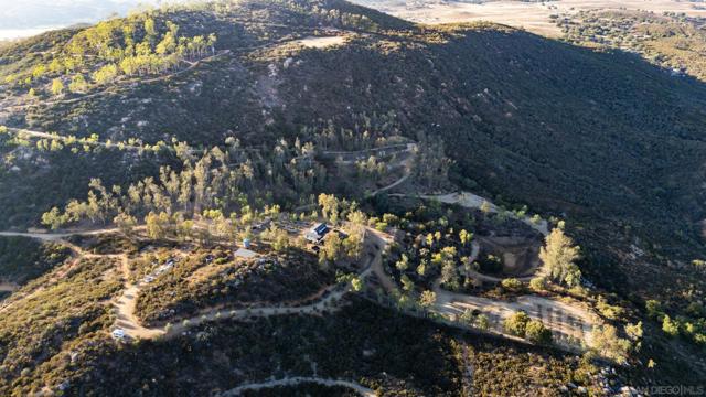 23898 Crown Hill Ln, Escondido CA: https://media.crmls.org/mediaz/6e9d28cf-53a2-41a0-a527-d95b2ffac11d.jpg