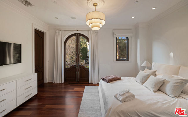 1021 N Crescent Drive, Beverly Hills CA: https://media.crmls.org/mediaz/6e9e661a-4d81-445a-90f3-9cdcd743d841.jpg