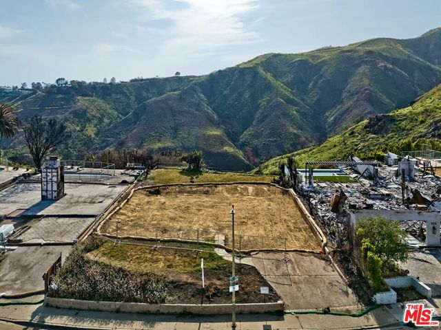 917 Enchanted Way, Pacific Palisades CA: https://media.crmls.org/mediaz/6e9ee41d-1488-4a47-b918-d62ff732dbdc.jpg