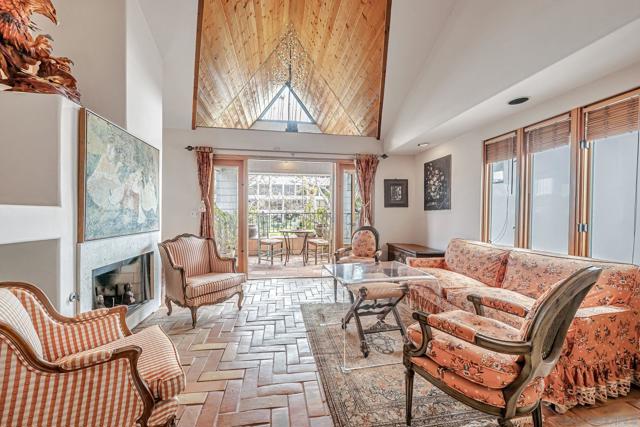 2210 Avenida De La Playa, La Jolla CA: https://media.crmls.org/mediaz/6e9ee7d8-f57b-4fde-9f05-1f2344e931e5.jpg