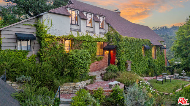 3827 Carnavon Way, Los Angeles CA: https://media.crmls.org/mediaz/6e9f03ec-717c-4955-9739-c59144c681f8.jpg