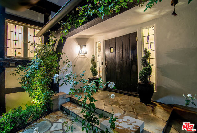 908 Malcolm Avenue, Los Angeles CA: https://media.crmls.org/mediaz/6e9f89cf-0fdc-4e88-8430-ea0cfb2ed614.jpg