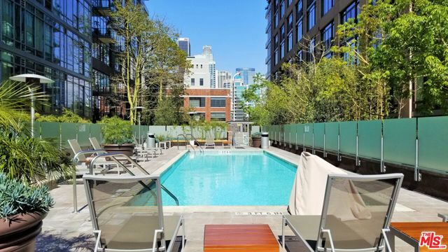 1111 S Grand Avenue, Los Angeles CA: https://media.crmls.org/mediaz/6e9fafcb-6e55-488e-bf18-e924532c67d5.jpg