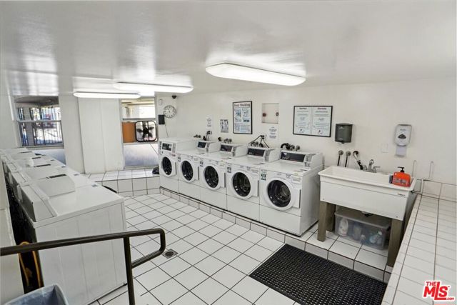 2311 4th Street, Santa Monica CA: https://media.crmls.org/mediaz/6e9fe1f6-bea2-4885-bc74-f0886c6af3be.jpg