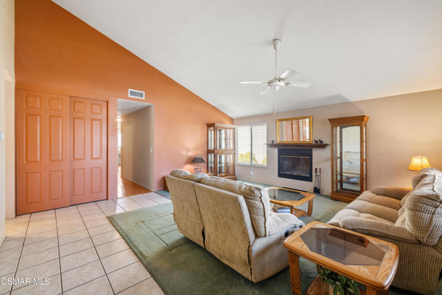 2085 Bolivar Court, Simi Valley CA: https://media.crmls.org/mediaz/6ea032ec-f040-4ca0-941a-6662711b4b06.jpg