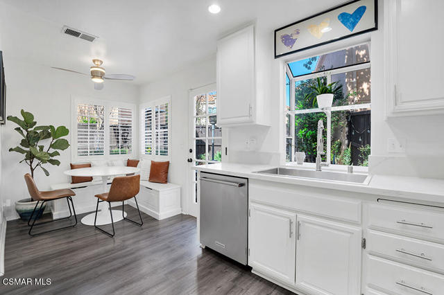 4365 Oak Glen Street, Calabasas CA: https://media.crmls.org/mediaz/6ea28d29-2e82-403a-b0e8-596cff8c90d2.jpg