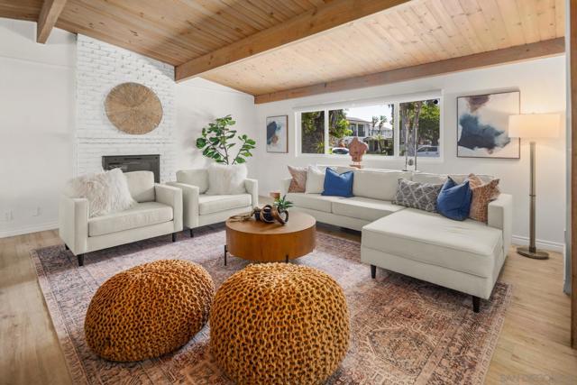 850 Coronado Ave, Coronado CA: https://media.crmls.org/mediaz/6ea501e2-e936-4a8e-85af-ca4ac8854f52.jpg