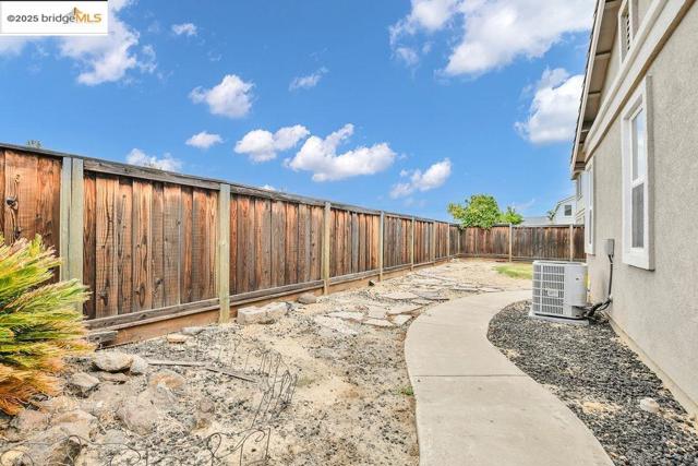 562 Douglas Drive, Brentwood CA: https://media.crmls.org/mediaz/6ea53d62-72fd-4936-9b8e-ccbeefe87385.jpg