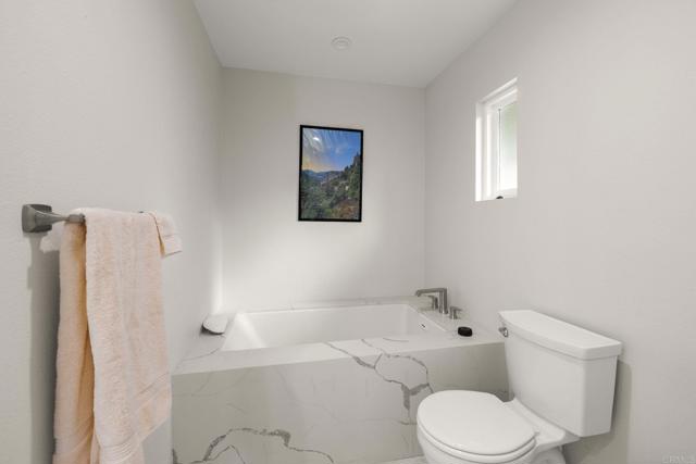 Detail Gallery Image 4 of 75 For 1402 Rimrock Dr, Escondido,  CA 92027 - 4 Beds | 3/1 Baths