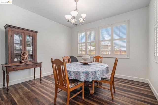 140 Ridge Crest Ct, Oakley CA: https://media.crmls.org/mediaz/6ea661b4-b5bb-4a2e-ae47-f6597201a29b.jpg