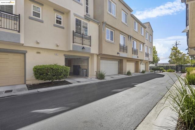 8892 Bellina Commons, Dublin CA: https://media.crmls.org/mediaz/6ea691fc-646d-48c6-a9aa-6da272f02daa.jpg