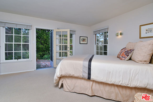 15213 Del Gado Drive, Sherman Oaks CA: https://media.crmls.org/mediaz/6ea7b1ea-27af-4370-93bd-6733d35aac2b.jpg