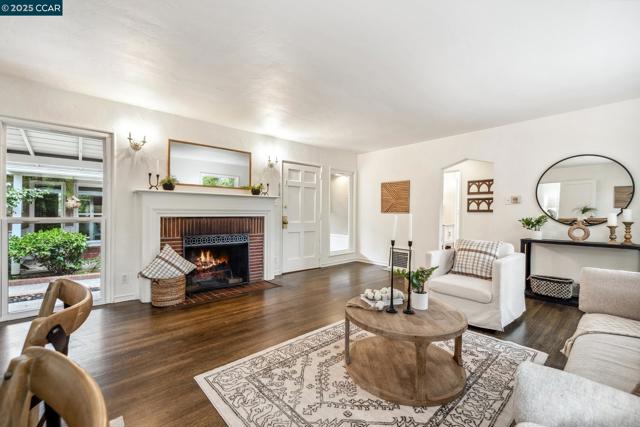 5810 Estates Dr, Oakland CA: https://media.crmls.org/mediaz/6ea7c139-e877-41f3-b309-4549b3b9c481.jpg
