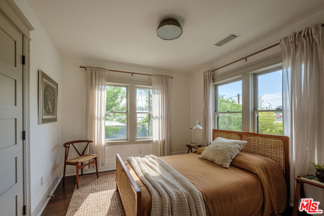 116 Roselawn Place, Los Angeles CA: https://media.crmls.org/mediaz/6ea80517-1a7e-4cd0-bbb0-44168f15a709.jpg