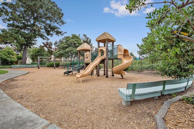 1105 Fontana Dr, Alameda CA: https://media.crmls.org/mediaz/6ea80536-8302-4404-ba1a-c57d6f72cec6.jpg
