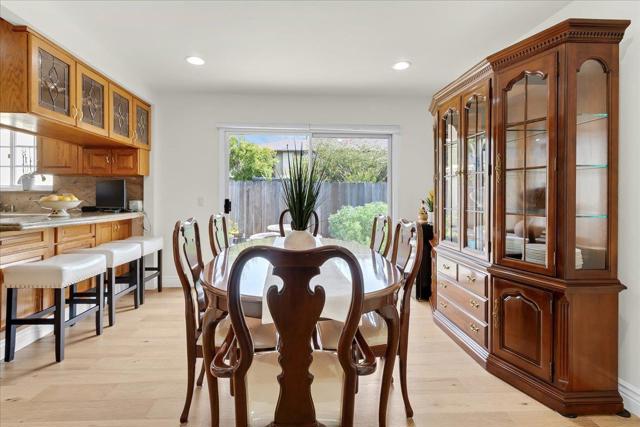 670 Van Buren Circle, Monterey CA: https://media.crmls.org/mediaz/6ea8322a-5e1f-4469-b26e-8ca9575398fd.jpg