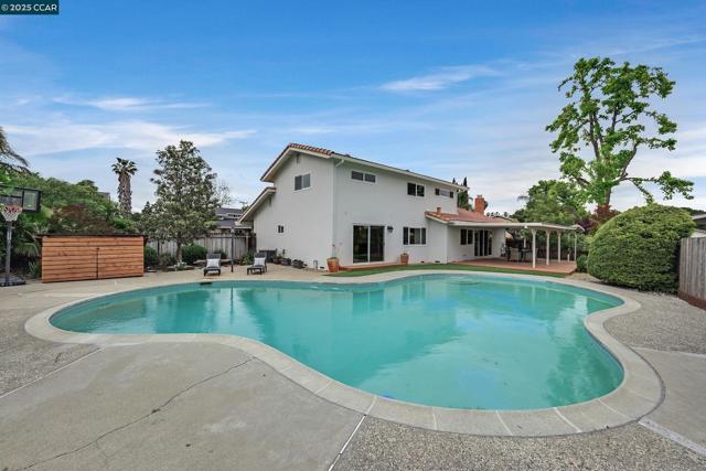 2043 Gill Port Ln, Walnut Creek CA: https://media.crmls.org/mediaz/6ea8631b-5c02-4b0c-b8ac-c391422eff35.jpg