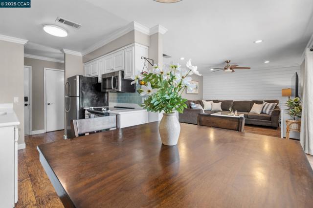 825 Oak Grove Rd, Concord CA: https://media.crmls.org/mediaz/6ea88452-22db-4572-8d26-77517ad196a7.jpg