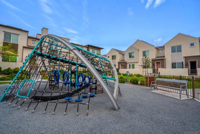 2078 Bluestone Cir, Chula Vista CA: https://media.crmls.org/mediaz/6ea8adc3-d428-47e8-9da8-375806ba645e.jpg