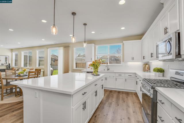 5420 Promontory Way, Antioch CA: https://media.crmls.org/mediaz/6ea99be4-63d9-40ed-85e3-936166eed671.jpg