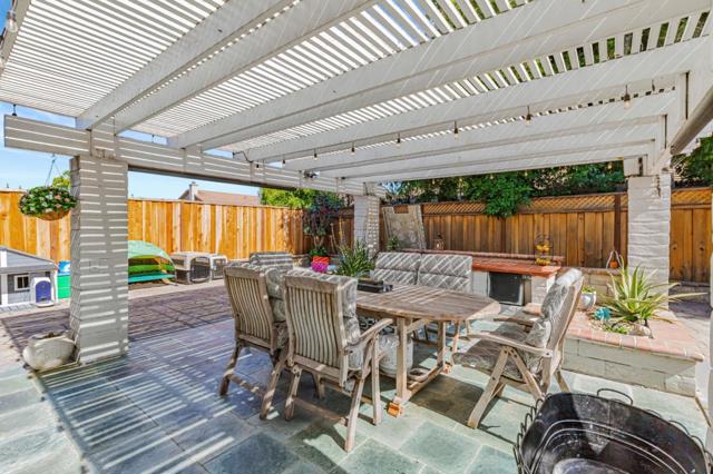 1700 Hemlock Court, Hollister CA: https://media.crmls.org/mediaz/6ea9a31c-dcf8-40dd-95f4-3f936917b8e6.jpg