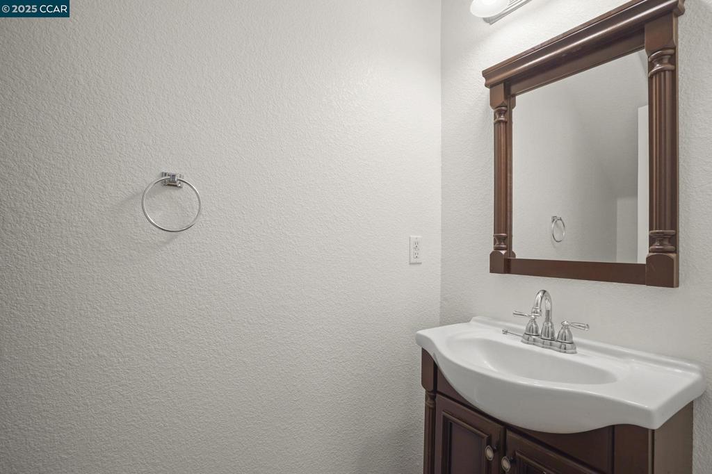 https://media.crmls.org/mediaz/6ea9bea4-a9bd-4c35-8e97-8de0637f08e3.jpg?preset=X-Large