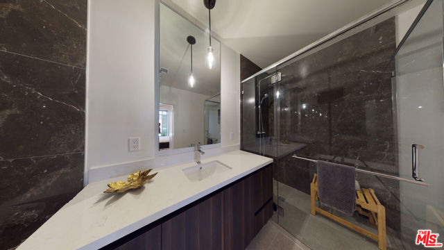 520 N Central Avenue, Glendale CA: https://media.crmls.org/mediaz/6eab1f11-8c48-4a43-8771-25cf790084d9.jpg