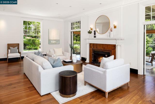 25 Crocker Ave, Piedmont CA: https://media.crmls.org/mediaz/6eab3aaf-f803-4455-bb18-e6a9c50f66b2.jpg