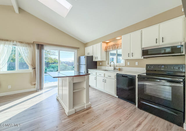 1251 Buckingham Drive, Thousand Oaks CA: https://media.crmls.org/mediaz/6eac0713-c674-4d5d-aa50-e7a370a9cf68.jpg