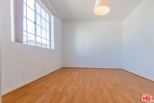 458 N Oakhurst, Beverly Hills CA: https://media.crmls.org/mediaz/6eac2812-348c-4e54-a3ad-d7e8f4e77a60.jpg
