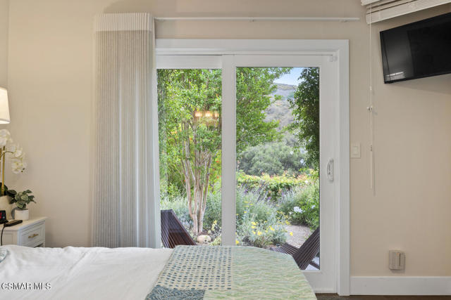 464 W Avenida De Las Flores, Thousand Oaks CA: https://media.crmls.org/mediaz/6eacdafe-754a-475a-8908-bf7291216261.jpg