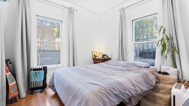 1621 E 38Th St, Oakland CA: https://media.crmls.org/mediaz/6eace8ae-a9c5-4abf-aff1-b1c5a685f2c1.jpg