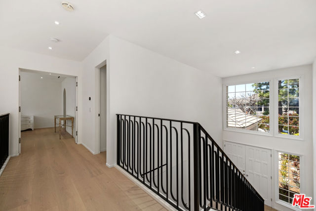 12330 Ridge Circle, Los Angeles CA: https://media.crmls.org/mediaz/6ead2f61-b68e-4486-8120-2d802fdb1c78.jpg