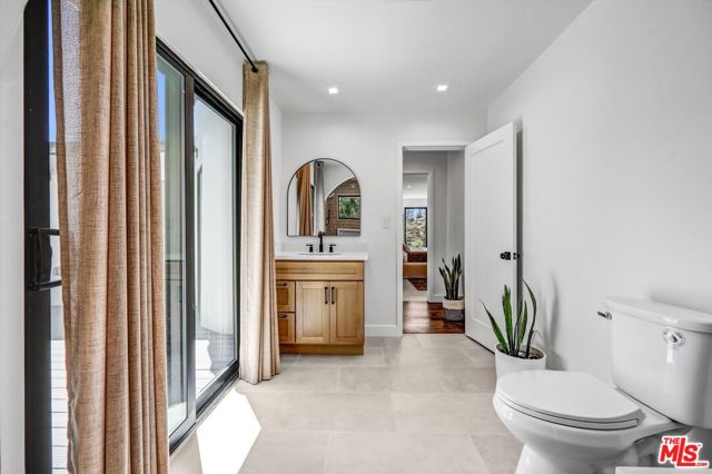 3236 Primera Avenue, Los Angeles CA: https://media.crmls.org/mediaz/6eae1461-cc2d-49e5-9fd3-198452d67f95.jpg
