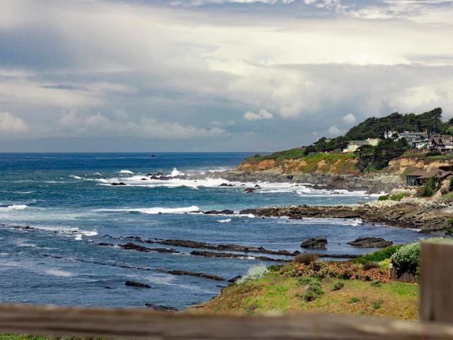 816 Park Avenue, Moss Beach CA: https://media.crmls.org/mediaz/6eae1707-611c-453c-88a2-a5259c9da623.jpg