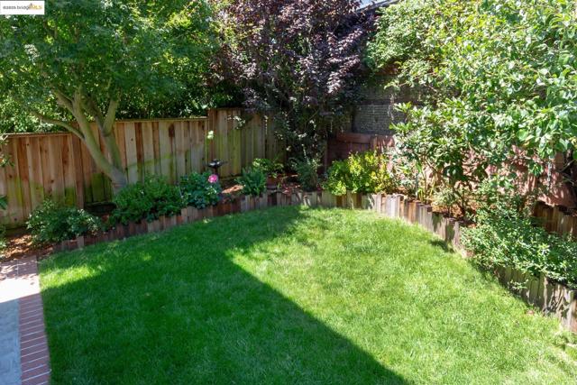 2773 Argyle Street, Oakland CA: https://media.crmls.org/mediaz/6eaed18f-be3a-4905-8d9f-5ab76874c115.jpg