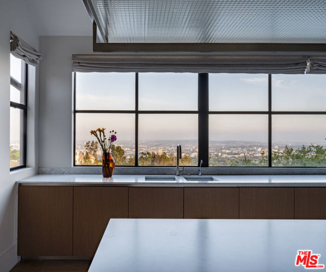9360 Readcrest Drive, Beverly Hills CA: https://media.crmls.org/mediaz/6eaf04ec-4f6d-4b12-8bae-2d194e20d264.jpg