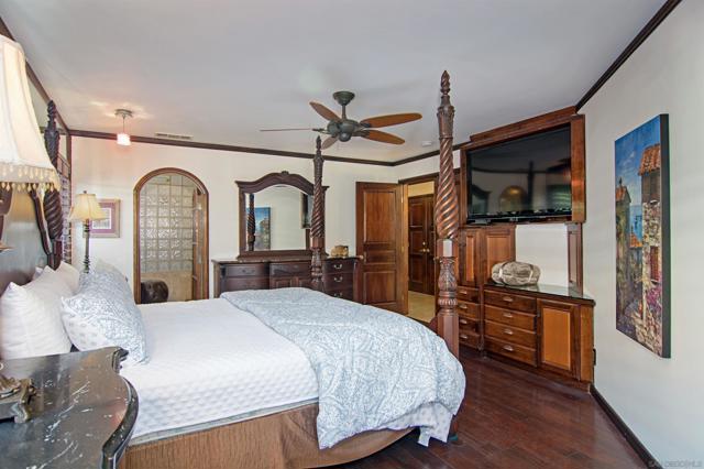 20 S Cays Ct, Coronado CA: https://media.crmls.org/mediaz/6eaf6e70-cc6e-4f3b-a708-8c8baab865d8.jpg
