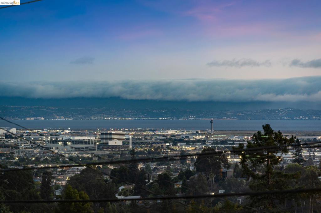 https://media.crmls.org/mediaz/6eaf8d90-fa9c-4e39-9478-c6d1ce9fd820.jpg?preset=X-Large