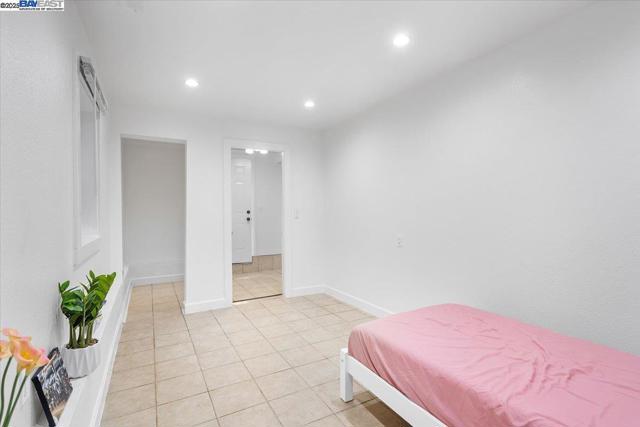 1539 International Blvd, Oakland CA: https://media.crmls.org/mediaz/6eb06b38-34d6-4635-beaa-0e64bc68f52a.jpg