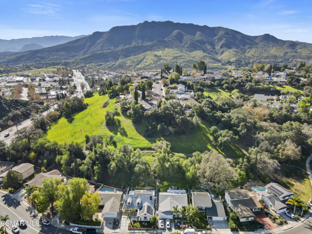 29148 Hillrise Drive, Agoura Hills CA: https://media.crmls.org/mediaz/6eb0bca6-e1cd-48bc-bc2f-a8fb290aeb20.jpg