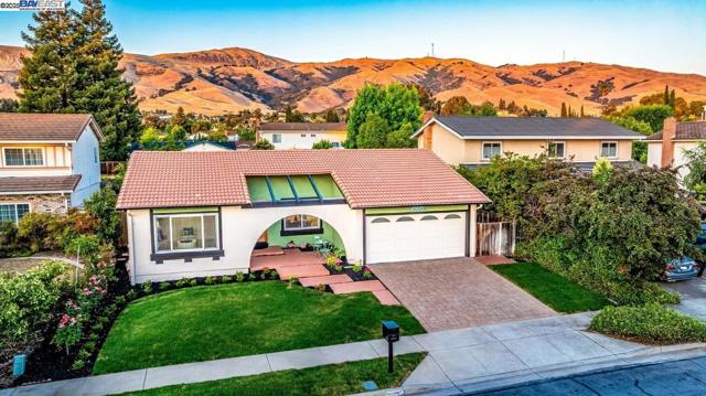 45548 Cherokee Ln, Fremont CA: https://media.crmls.org/mediaz/6eb14403-9061-434b-9db4-98471c5c45b9.jpg